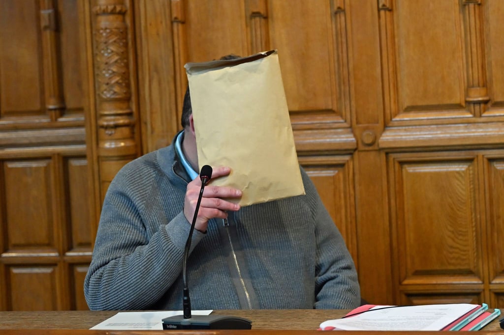 Der Angeklagte soll seine Familie mit einem Lügengeflecht jahrelang gequält haben.