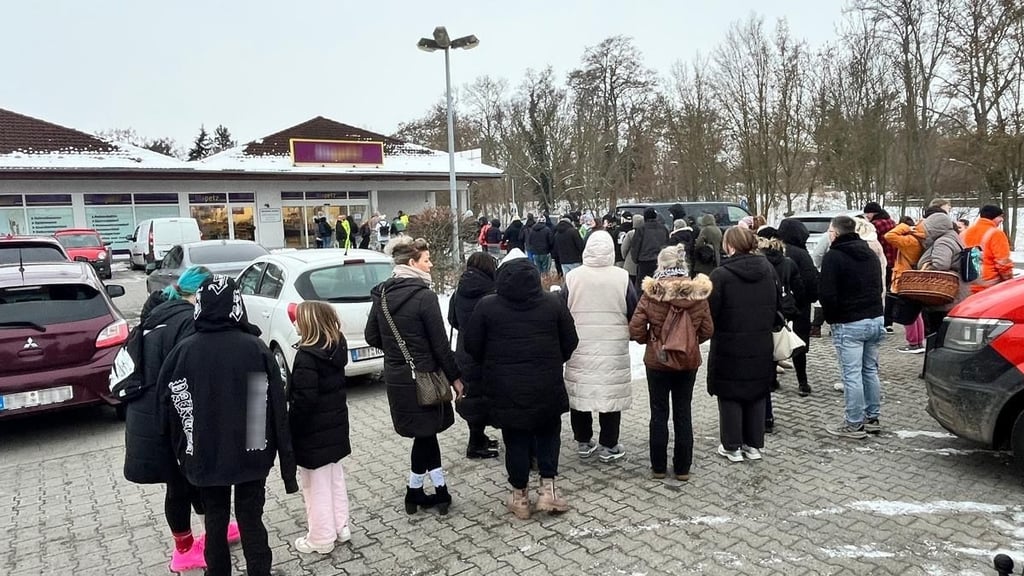 Vor der "Lilapetz"-Filiale in Zörbig haben sich am Montagmorgen lange Schlangen gebildet. 