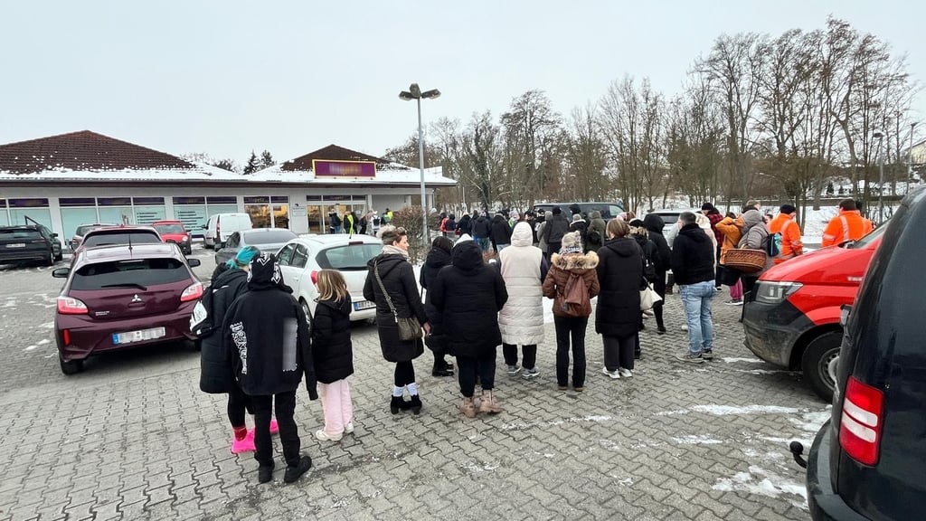 Vor der "Lilapetz"-Filiale in Zörbig haben sich am Montagmorgen lange Schlangen gebildet.