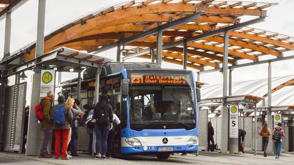 Ein 42 Jahre alter Busfahrer – hier ein Archivfoto eines anderen Fahrers – muss sich wegen einer mutmaßlichen Drogenfahrt in Wernigerode vor Gericht verantworten.