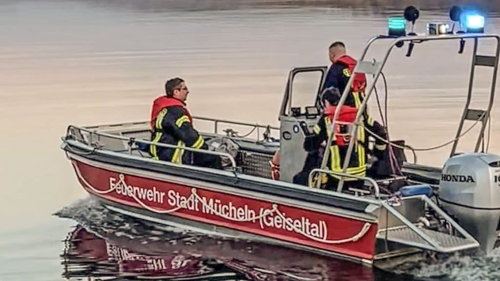 Wer ein motorbetriebenes Feuerwehrboot fährt, wie hier Einsatzkräfte aus Mücheln, braucht einen Bootsführerschein Binnen oder See.   