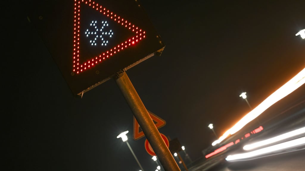 Beschäftigte der Straßenmeistereien in Niedersachsen sind am Mittwoch zu einem Warnstreik aufgerufen. (Symbolbild)