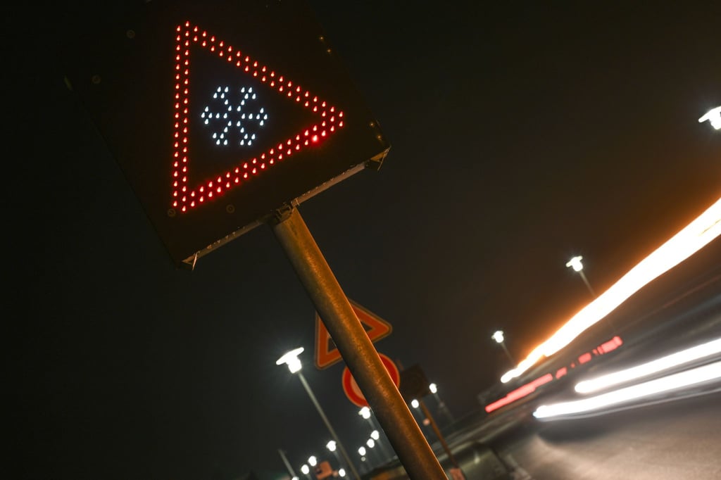 Beschäftigte der Straßenmeistereien in Niedersachsen sind am Mittwoch zu einem Warnstreik aufgerufen. (Symbolbild)