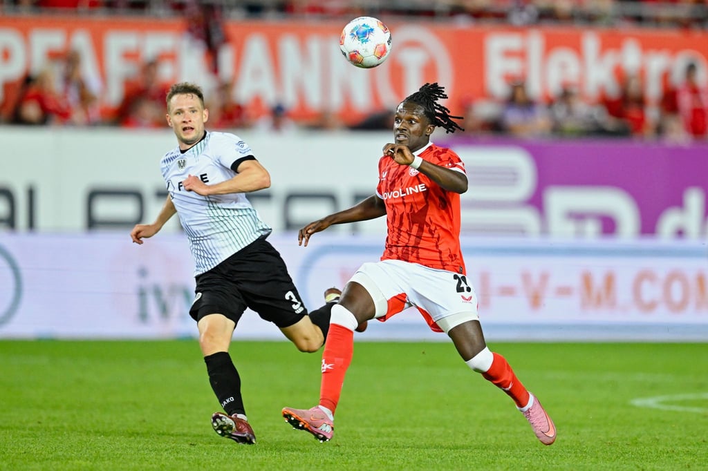 Richmond Tachie (r.) stürmt jetzt für den 1. FC Magdeburg.