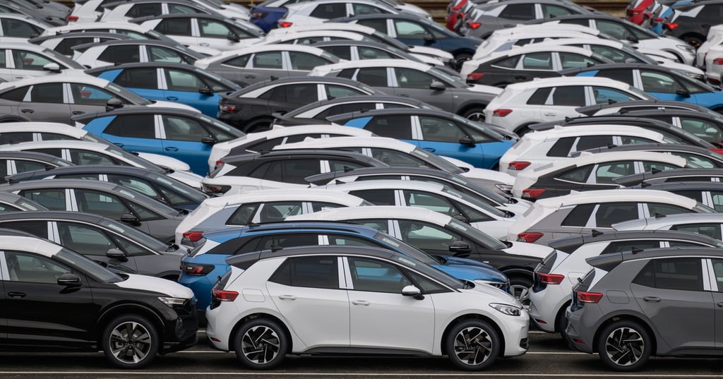 Neuwagen der Marken VW, Audi und Cupra stehen vor der Auslieferung auf einem Parkplatz im Werk von Volkswagen in Zwickau. (Archivbild)