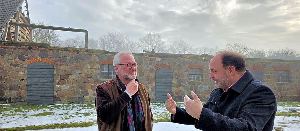 Eberhard Kobe (links) auf dem Gutshof in Ottersburg im Gespräch mit Landtagsmitglied Thomas Staudt. In den Nebengebäuden sollen weitere Ferienwohnungen entstehen.