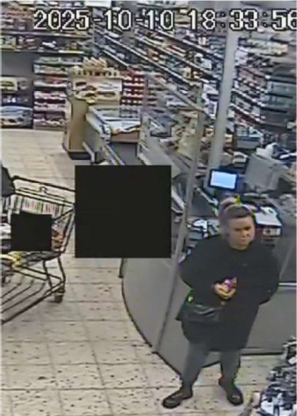 Diese Frau wird verdächtigt eine Geldbörse gestohlen zu haben.