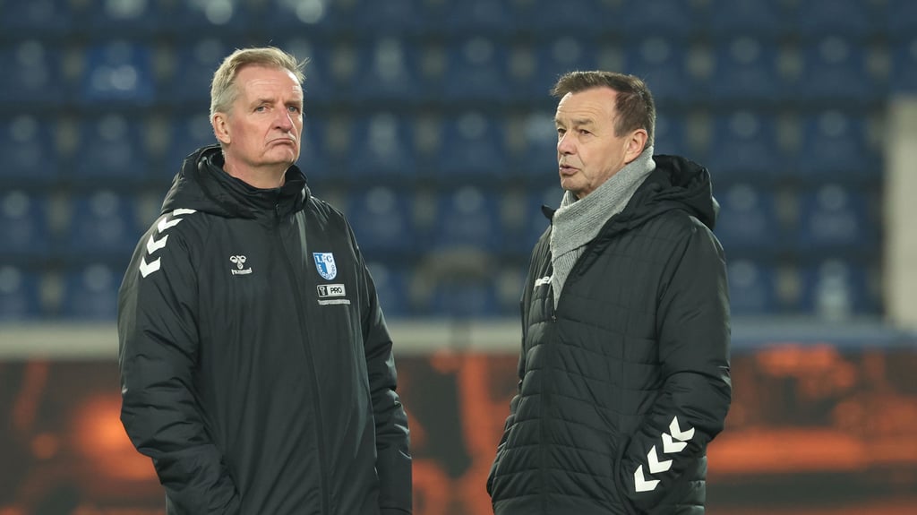 Petrik Sander (links) und Otmar Schork sehen den Kader des 1. FC Magdeburg nach wie vor für einen erfolgreichen Abstiegskampf gerüstet.