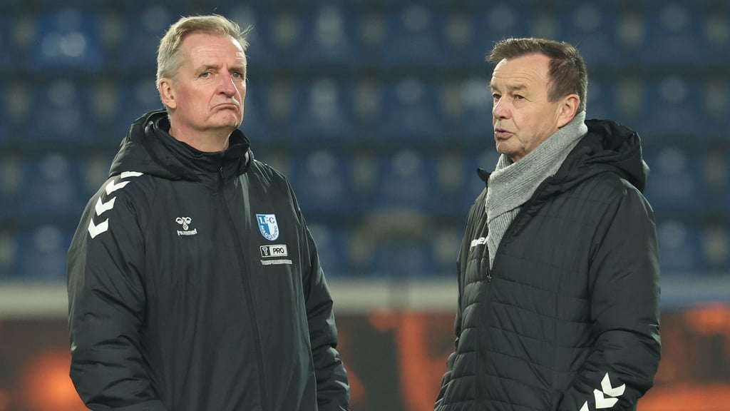 Petrik Sander (links) und Otmar Schork sehen den Kader des 1. FC Magdeburg nach wie vor für einen erfolgreichen Abstiegskampf gerüstet.
