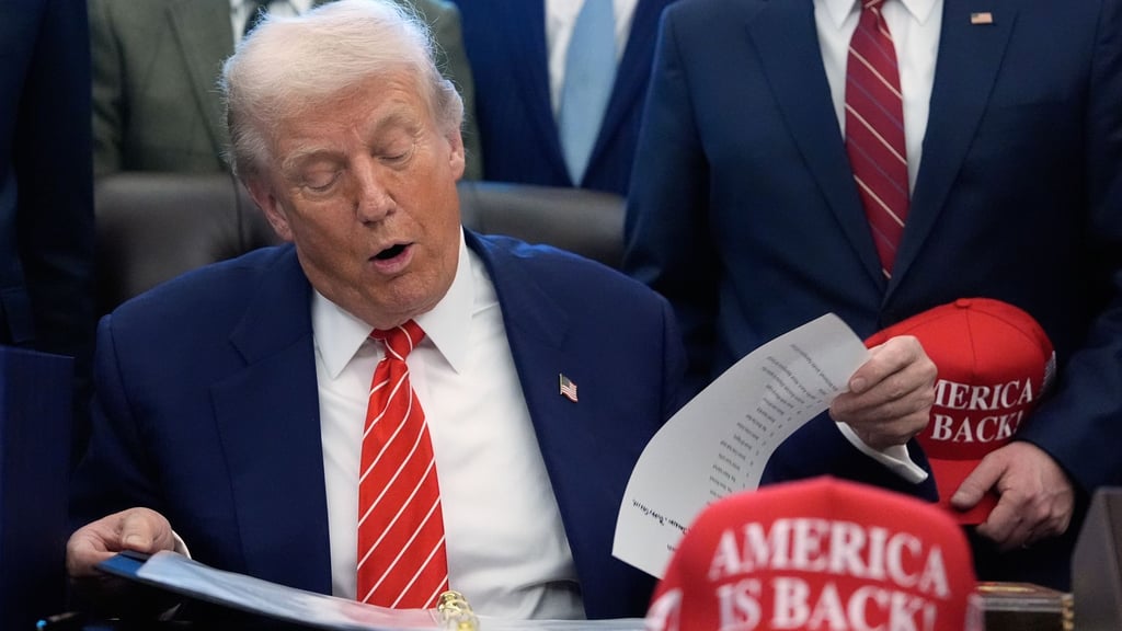 US-Präsident Donald Trump unterzeichnet ein Haushaltsgesetz, das den teilweisen Stillstand der US-Regierungsgeschäfte beendet.