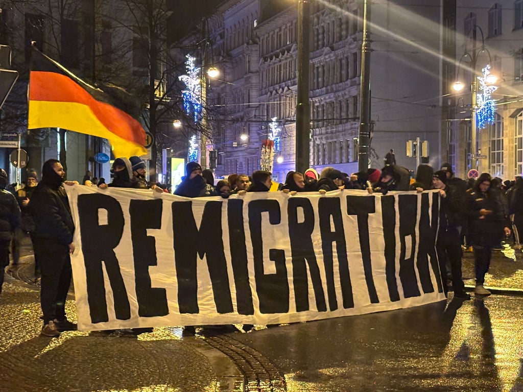 Rechte Gruppierungen protestierten am Abend nach dem Anschlag auf den Magdeburger Weihnachtsmarkt in der Innenstadt. Dabei soll es auch zu einem Übergriff auf Journalisten gekommen sein.