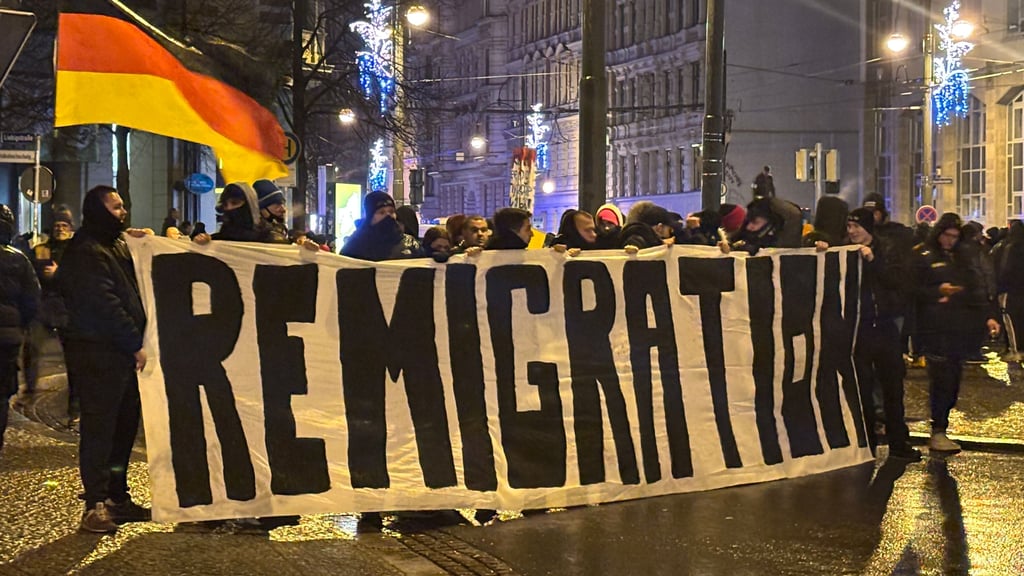 Rechte Gruppierungen protestierten am Abend nach dem Anschlag auf den Magdeburger Weihnachtsmarkt in der Innenstadt. Dabei soll es auch zu einem Übergriff auf Journalisten gekommen sein.