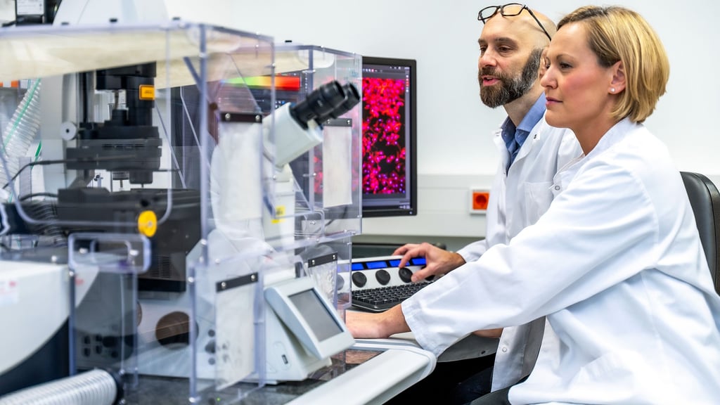 Akribische Analyse: Mit hochmodernen Geräten gelang es Dr. Nadine Bley und Prof. Dr. Stefan Hüttelmaier, bahnbrechende Erkenntnisse für eine mögliche Therapie von Eierstockkrebs zu gewinnen. 