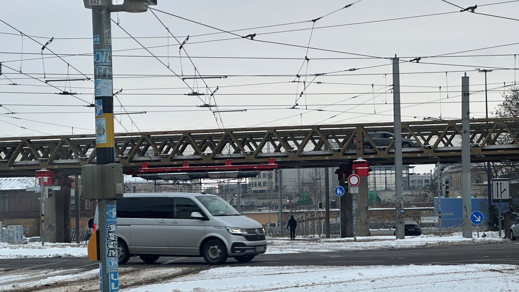 Die Behelfsbrücke des Magdeburger Rings über den Damaschkeplatz wurde einer Prüfung unterzogen.