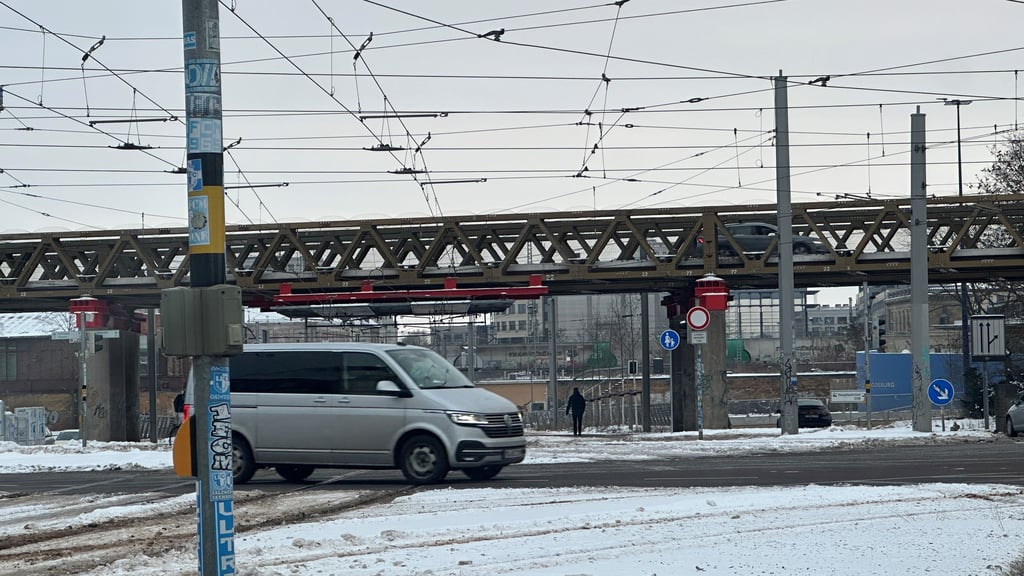 Die Behelfsbrücke des Magdeburger Rings über den Damaschkeplatz wurde einer Prüfung unterzogen.