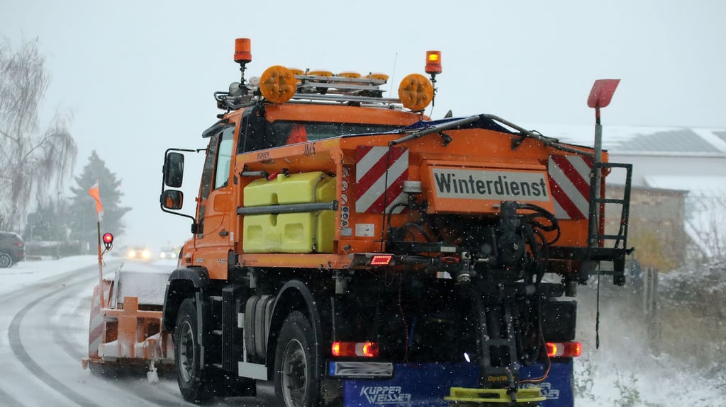 Ein Winterdienstfahrzeug im Einsatz. Derzeit muss vielerorts mit dem Salz gehaushaltet werden, da Nachschub nur noch sehr schwer zu bekommen ist. 