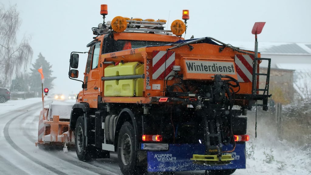 Ein Winterdienstfahrzeug im Einsatz. Derzeit muss vielerorts mit dem Salz gehaushaltet werden, da Nachschub nur noch sehr schwer zu bekommen ist. 