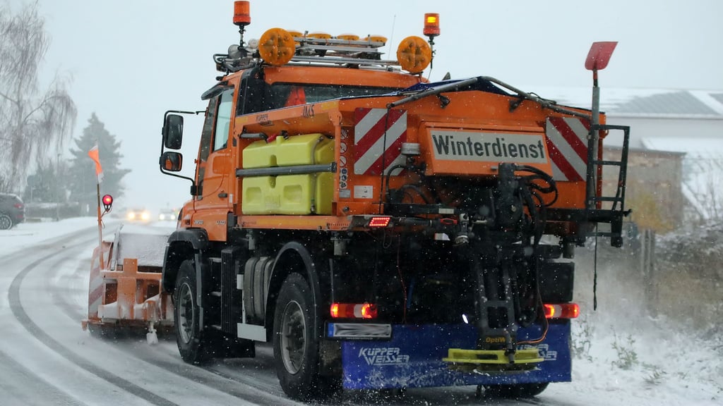 Ein Winterdienstfahrzeug im Einsatz. Derzeit muss vielerorts mit dem Salz gehaushaltet werden, da Nachschub nur noch sehr schwer zu bekommen ist. 