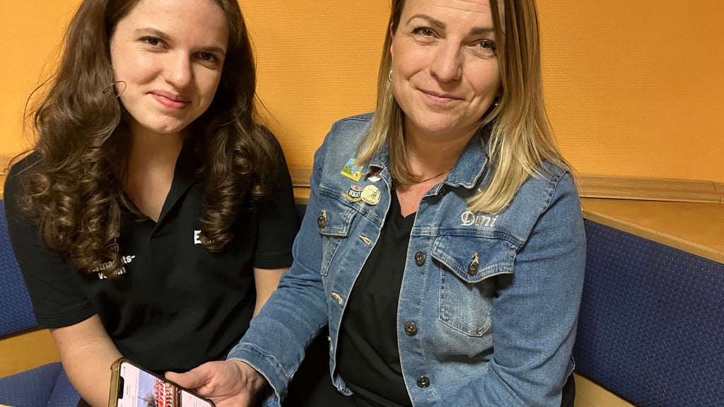 Emma Schlegel und Daniela Wahl (v.li.)  trainieren die Tanzgruppen des Fastnachtsvereins Martinsrieth.