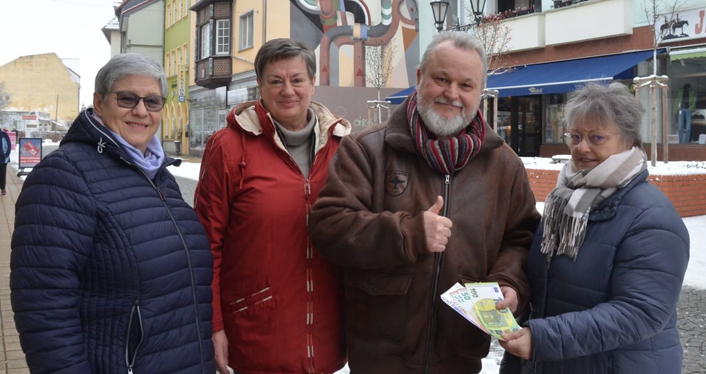 Die Mitglieder des Lions Club Oschersleben „Die Börde“ überreichen eine Spende an Kay Elzner als Vertreter des Magdeburger Förderkreises krebskranker Kinder.