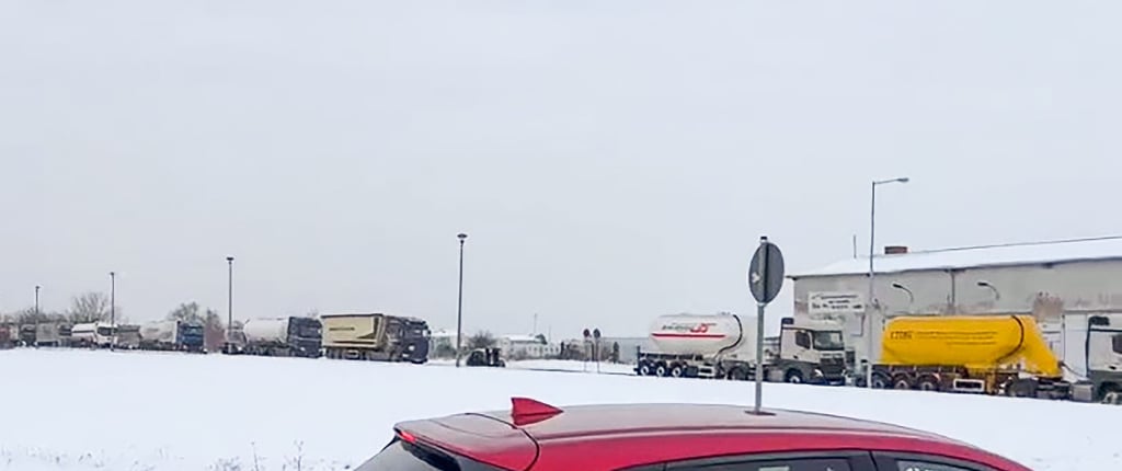 Die Laster standen auf der Kustrenaer Straße bis zum Krankenhaus.