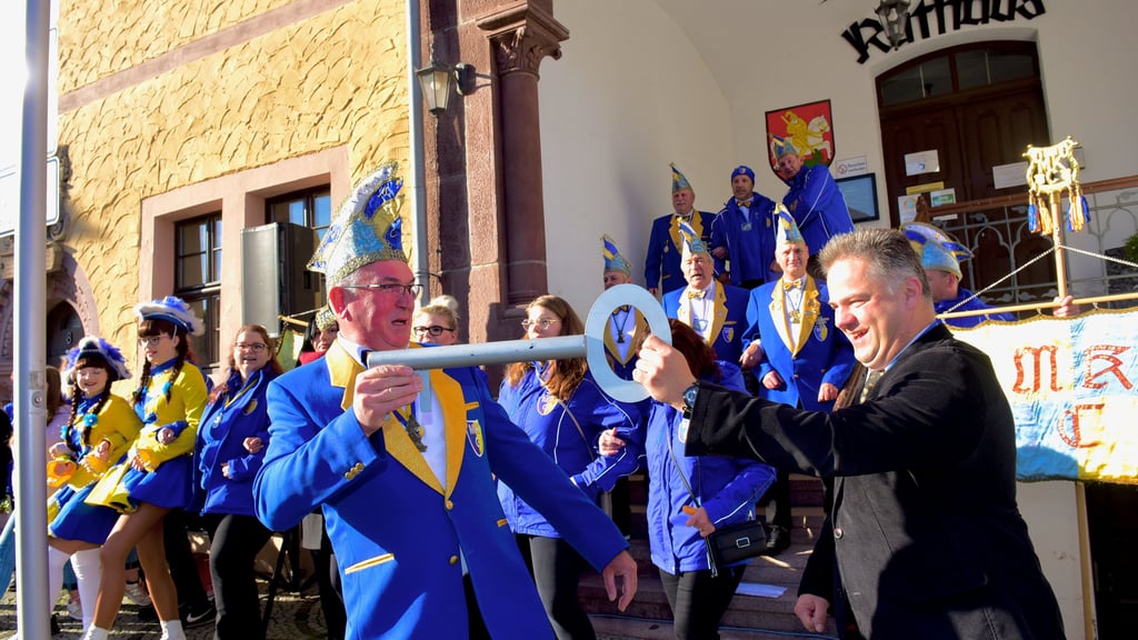 Ein Muss für jeden Mansfelder Karnevalisten - die Schlüsselübergabe mit Bürgermeister Andreas Koch vor dem Rathaus. 