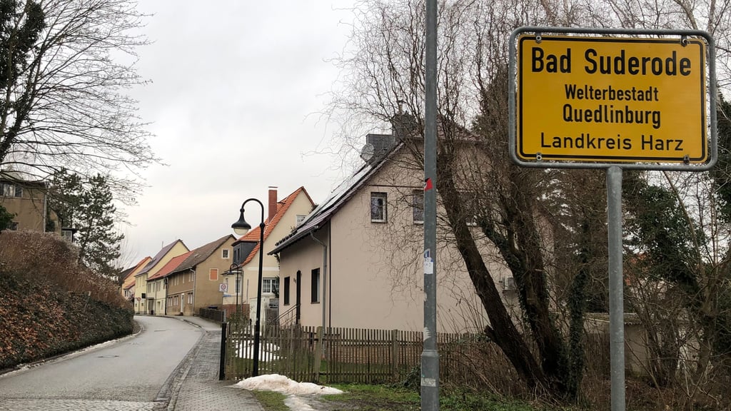 Mehr Sicherheit an unübersichtlicher Kreuzung: Die Bad Suderöder möchten, dass die Tempo-30-Zone  in der Friedrichsdorfstraße ausdehnt wird und schon am Ortseingang beginnt.
