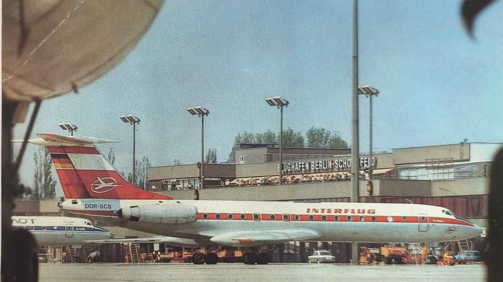 In Weiß und Rot lackiert: Eine Interflug-Maschine in Schönefeld.