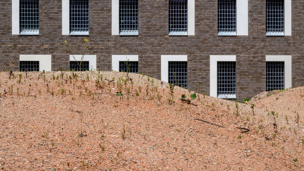 Die AfD im Sächsischen Landtag fordert Aufklärung zur Verzögerung und Kostenexplosion bei der JVA in Zwickau. (Archivbild)