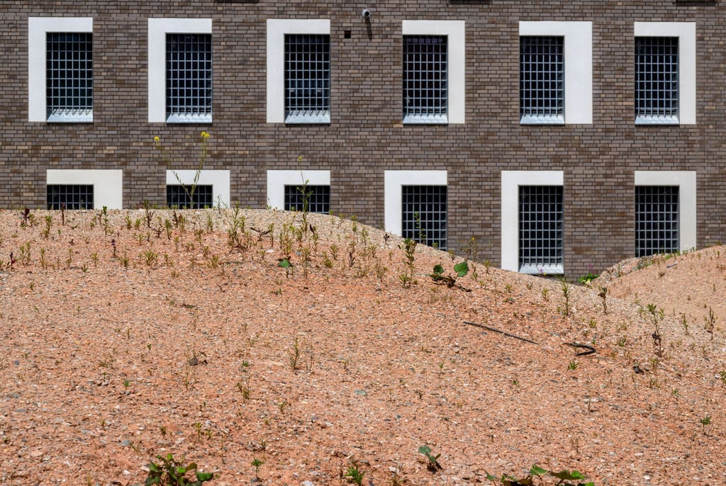 Die AfD im Sächsischen Landtag fordert Aufklärung zur Verzögerung und Kostenexplosion bei der JVA in Zwickau. (Archivbild)