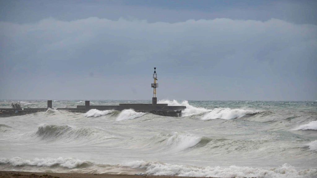 „Leonardo“ könnte viel Regen und hohe Wellen an den Küsten Spaniens und Portugals bringen. (Archiv-Bild)