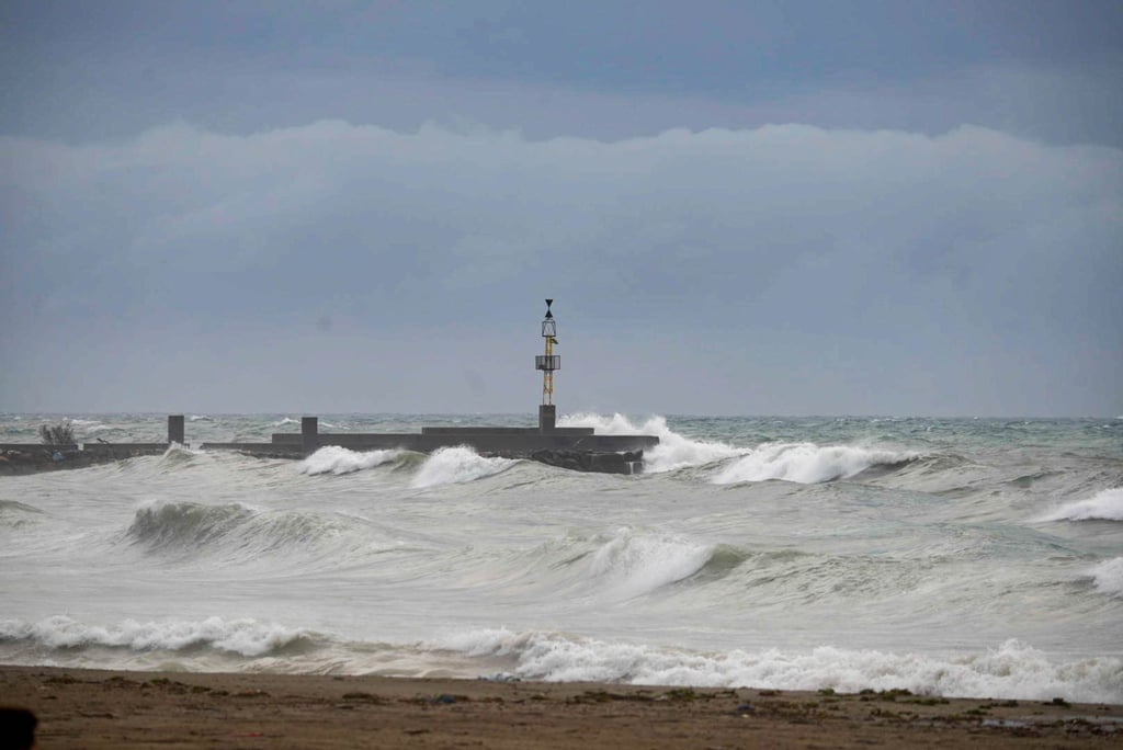 „Leonardo“ könnte viel Regen und hohe Wellen an den Küsten Spaniens und Portugals bringen. (Archiv-Bild)