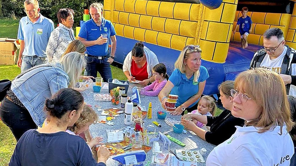 Eine vom Förderverein organisierte Bastelstraße für die Kinder in Schweinitz