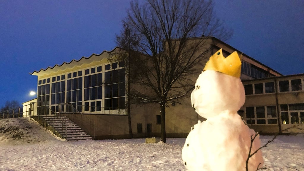 Mit großen Fensterfronten ist dieser DDR-Schulbautyp eine sehr helle Schule. Das ehemalige Gymnasium ist Thale ist die wohl letzte echte Trauzettelschule.
