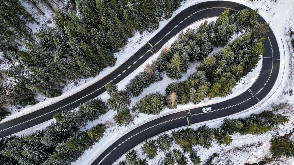 Bei engen Kurven gilt: Tempo rausnehmen.