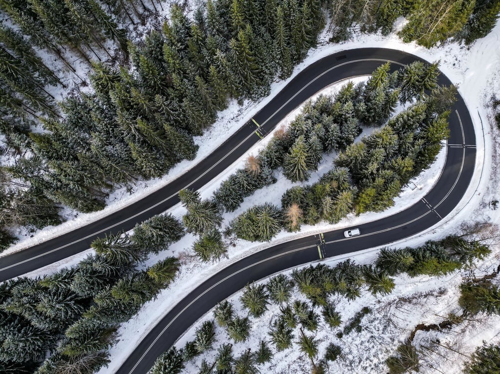 Bei engen Kurven gilt: Tempo rausnehmen.
