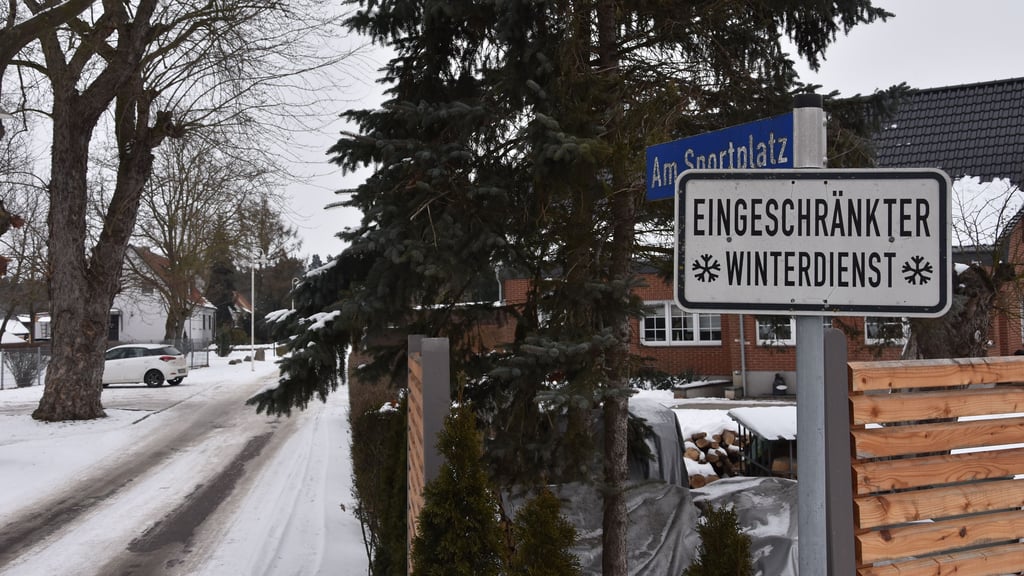 Eingeschränkter Winterdienst, so steht es an der Einfahrt zur Straße Am Sportplatz. Dort ist der entsprechende Zustand auch sofort zu erkennen.