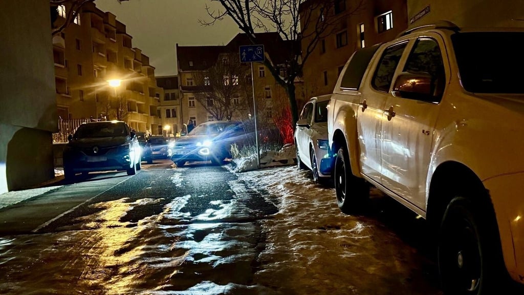 Im Licht der Scheinwerfer gut zu sehen: Vereiste Fahrbahnen und Parkplätze am Friedemann-Bach-Platz in Halle.