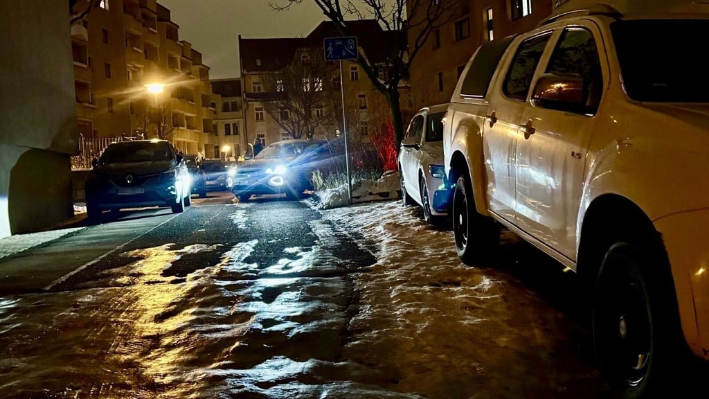 Im Licht der Scheinwerfer gut zu sehen: Vereiste Fahrbahnen und Parkplätze am Friedemann-Bach-Platz in Halle.