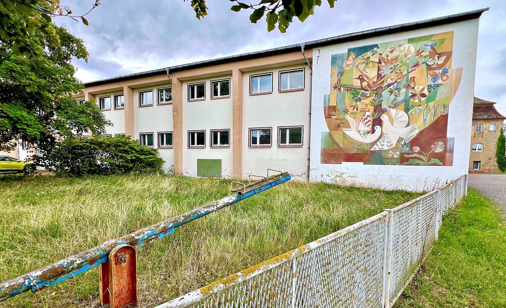 Am 26. August 2025 ist ein Kaufvertrag für die Neue Schule unterschrieben worden. Jedoch  zweifeln die Initiatoren  eines Bürgerbegehrens an dessen Rechtmäßigkeit und haben nun Widerspruch gegen eine Entscheidung des Gemeinderates eingelegt. 