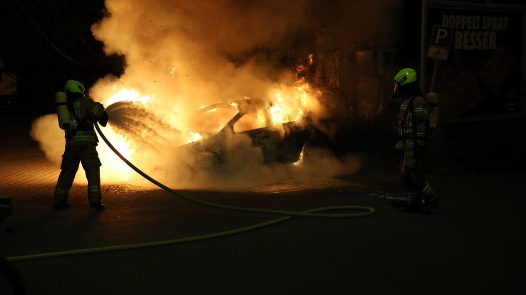 In Sachsen-Anhalt sind 2025 Hunderte Autos nach Brandstiftungen in Flammen aufgegangen. (Symbolbild)