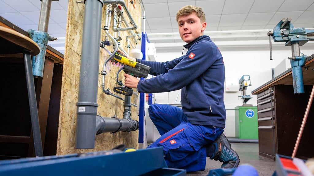 Gesellenprüfungin der Zeitzer Berufsschule.  Tommy Selig liegt gut im Zeitplan. 