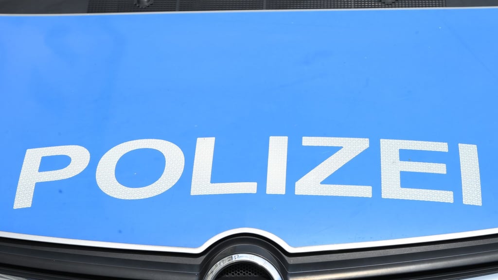 Ein Autofahrer ist bei einem Glätteunfall auf der L15 schwer verletzt worden.