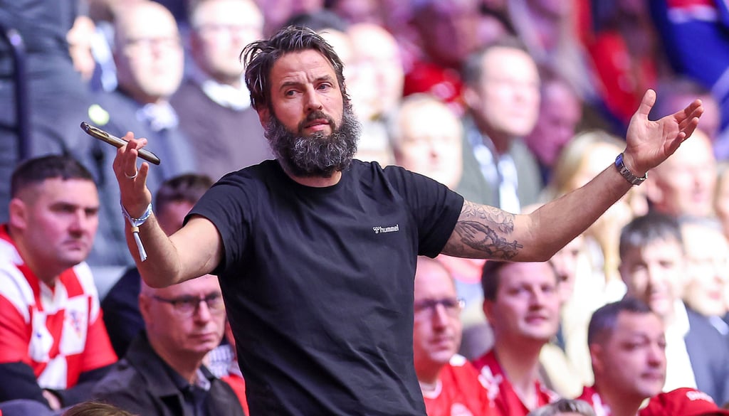 Bennet Wiegert war bei den Halbfinals und Finalspielen der EM selbst vor Ort. Und bei Fouls an seinen Spielern hielt der Coach seine Emotionen auch auf der Tribüne nicht zurück. 