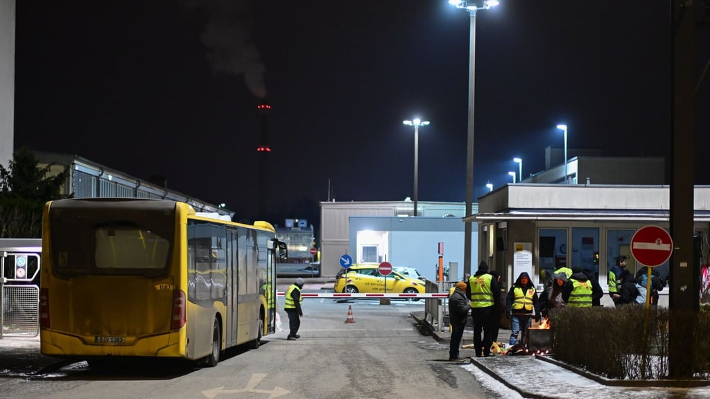 Den ganzen Montag über haben Beschäftigte der BVG mit einem Warnstreik den Berliner Nahverkehr lahmgelegt. (Archivbild)