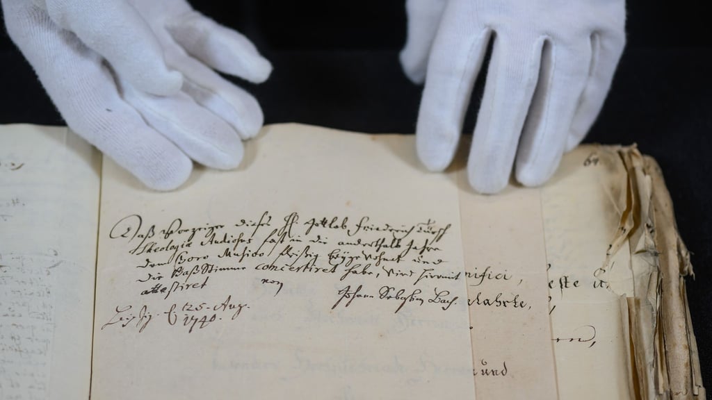 Blick in neu entdeckten Akten zur Leipziger Kirchenmusik aus dem 18. Jahrhundert im Stadtarchiv Leipzig.