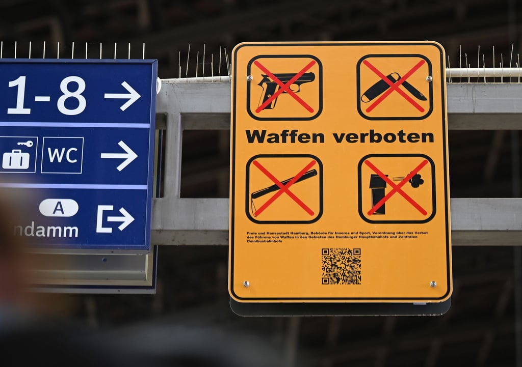 An vielen Orten gelten bereits Waffenverbote – wie hier am Hauptbahnhof Hamburg. (Symbolbild)