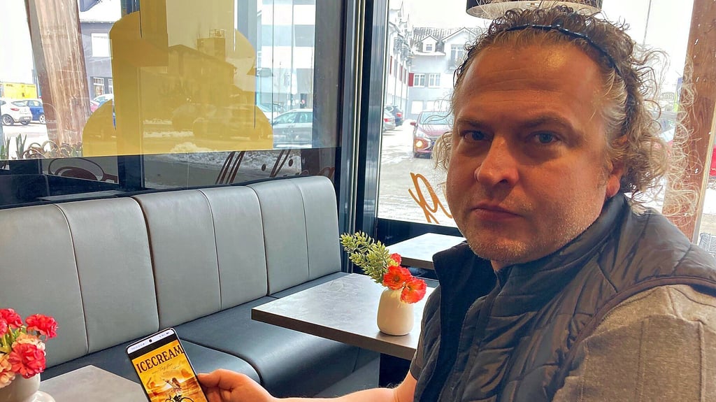 Auf dem Smartphone kann Florian Funke das Cover des Buches schon betrachten.