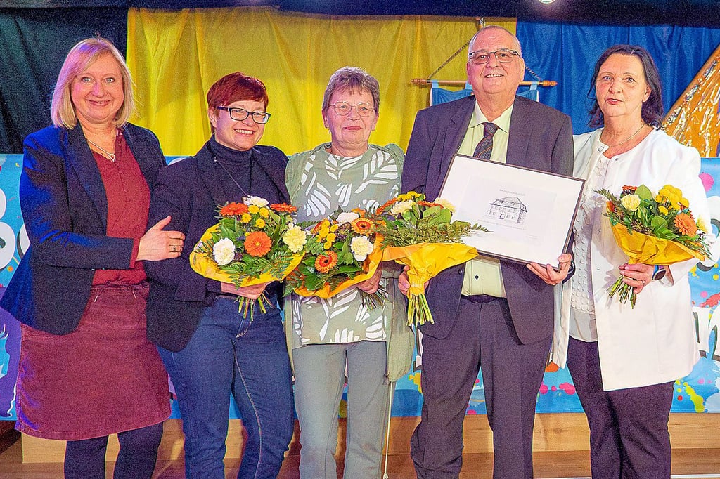 Der Schulförderverein der Grundschule „Am Weinberg“ wurde beim Neujahrsempfang besonders geehrt. Er erhielt den Engagementpreis der Stadt Gommern – sehr zur Freude auch von Schulleiterin Beate Misch, links auf dem Foto. Die Auszeichnung nahmen Meike Schmiel (2.v.l.), Petra Finzelberg, Holger Busse und Ines Kaufmann für den Verein entgegen.