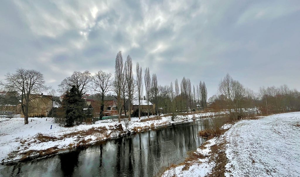 Entspannt und schön: Der Blick geht über die Weiße Elster in Zeitz in Winterlandschaft und aktuell auch ohne  Hochwassergefahr. 